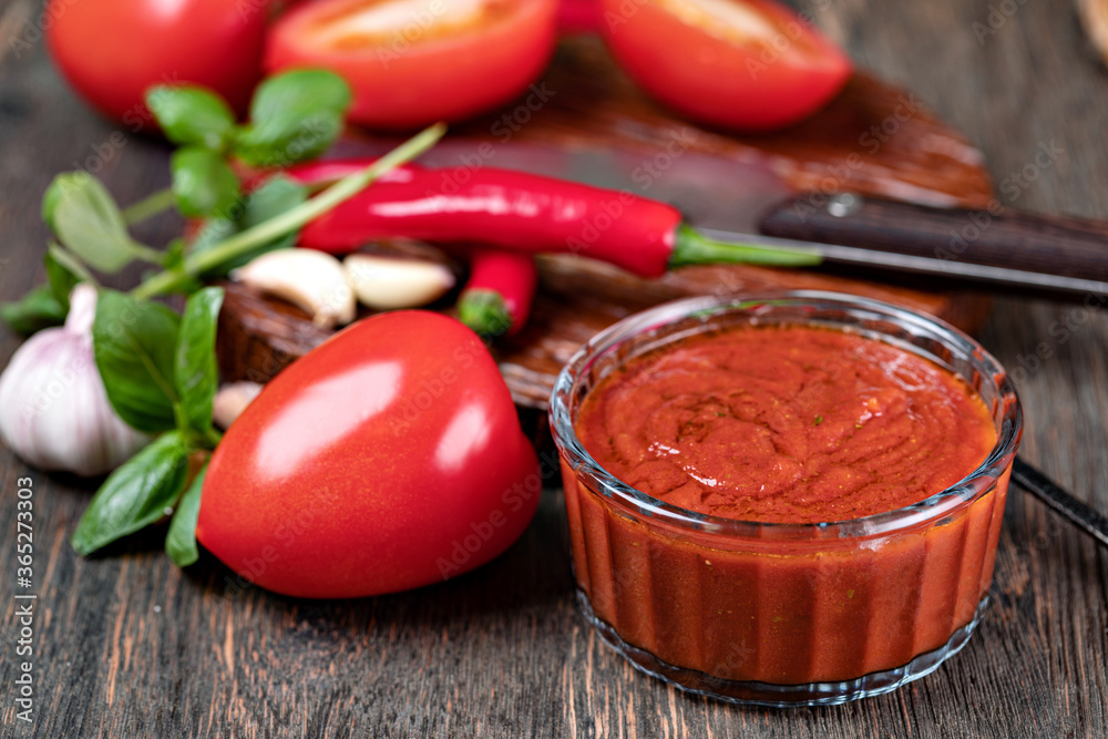 tomato sauce with garlic and basil tomato sauce with garlic and basil