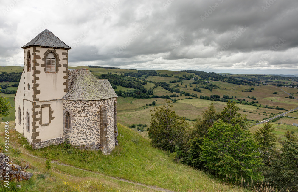 Vue sur la chapelle Valentine sur la commune de Ségur-les-Villas dans le Cantal en Auvergne - France