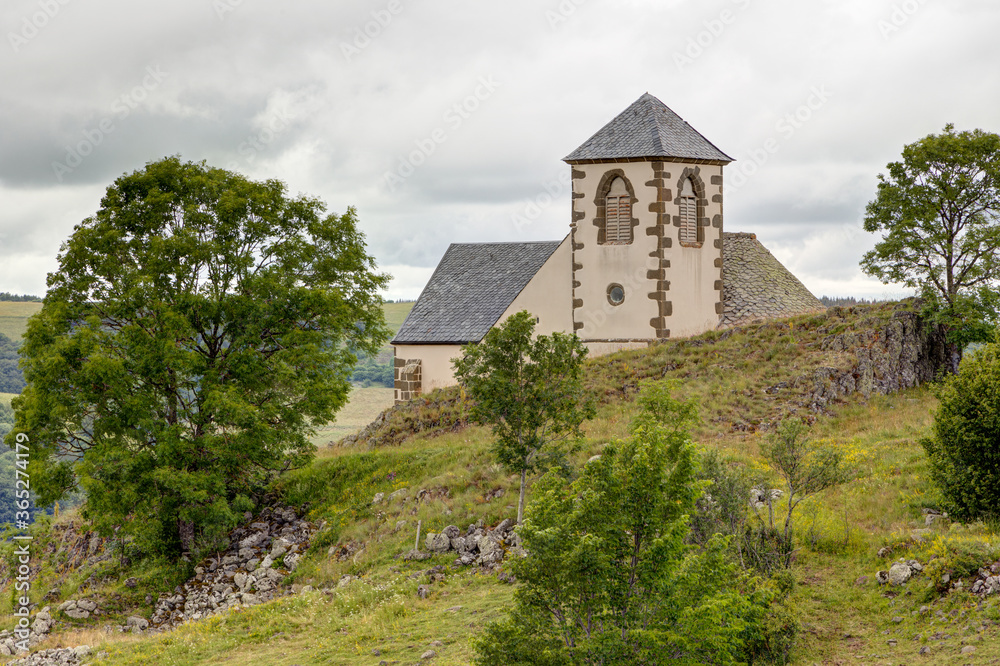 Fototapeta premium Vue sur la chapelle Valentine sur la commune de Ségur-les-Villas dans le Cantal en Auvergne - France