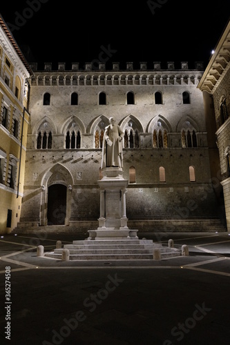 Piazza Salimbeni a Siena