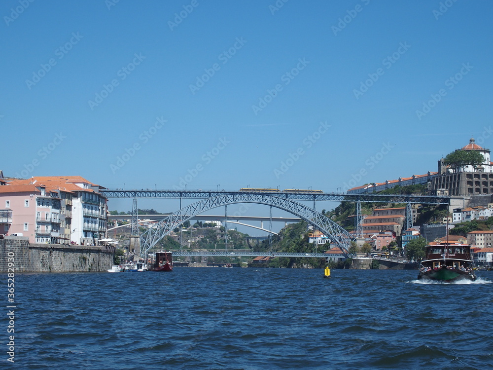 Brücke bridge Luis I über den Douro in Porto Portugal