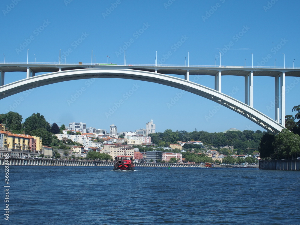 Fototapeta premium Eine der vielen Brücken über den Douro in Porto Portugal One of the countless bridges across the Douro river in Porto Portugal