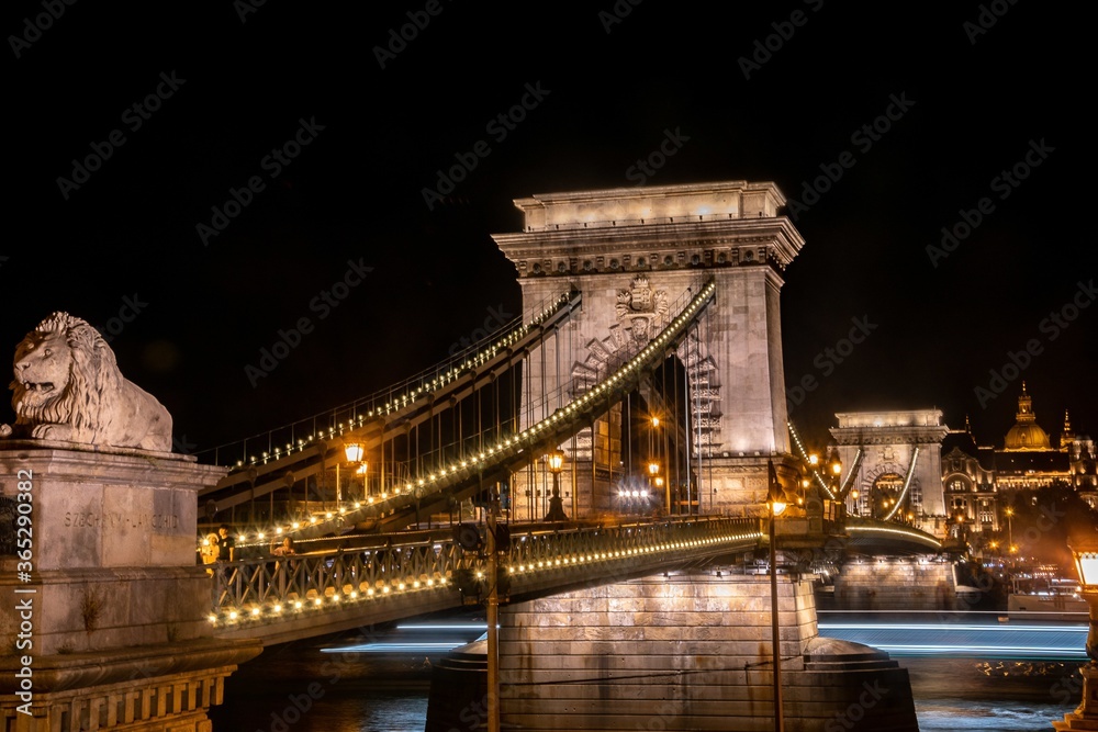 Naklejka premium Mesmerizing shot of SzÃ©chenyi Chain Bridge Budapest Hungary at night