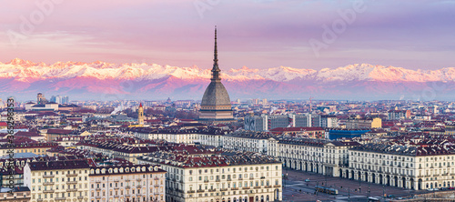 Obraz na płótnie Italia: Torino skyline (Turin, Italy), cityscape at sunrise with details of the Mole Antonelliana towering over the city. Scenic colorful light on the snowcapped Alps in the background. w salonie