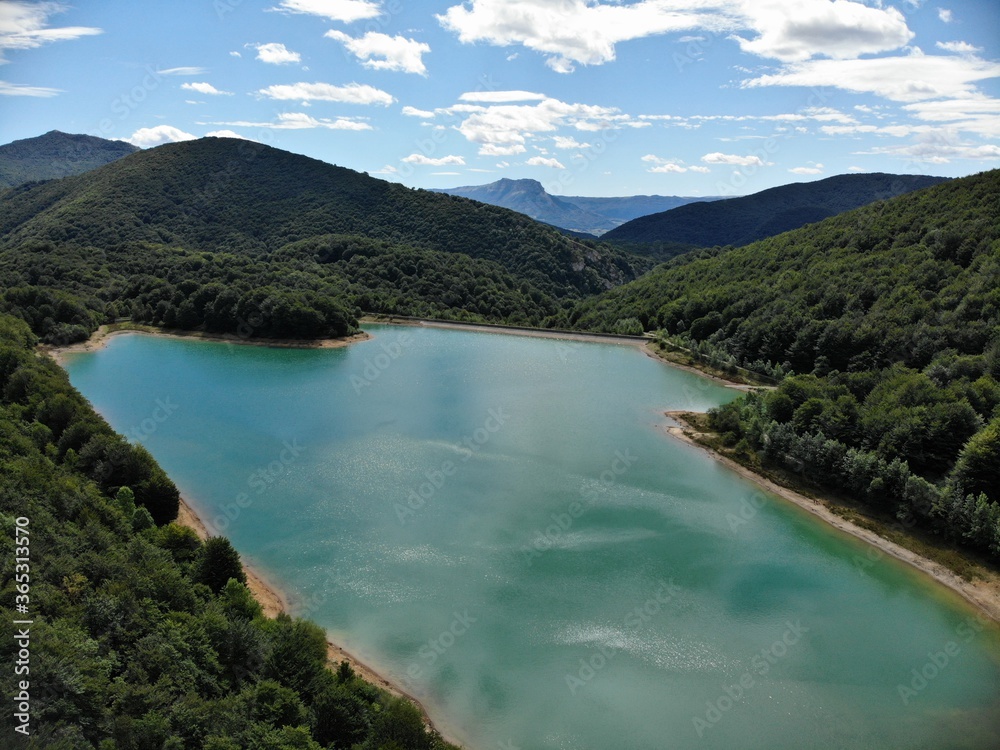 Embalse de Lareo (País Vasco) un día poco nublado y caluroso