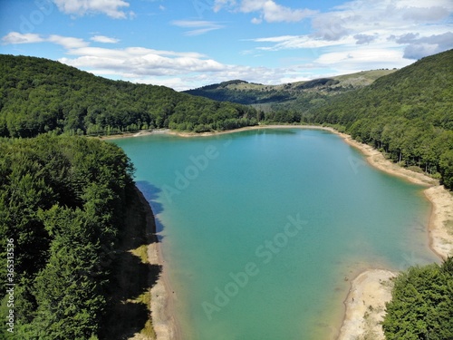 Embalse de Lareo (País Vasco) un día poco nublado y caluroso