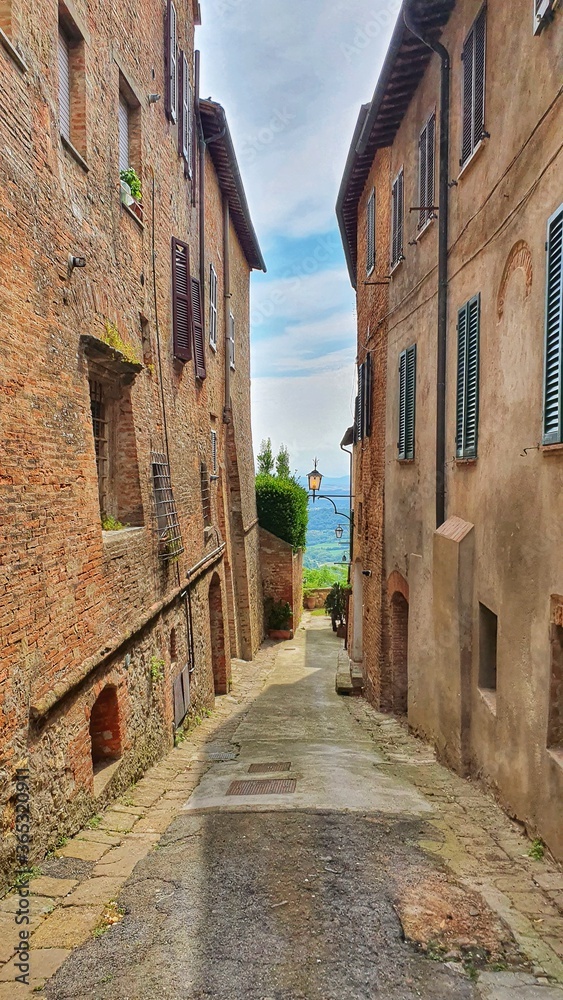 Typical alley of Montepulciano, Toscana, Italia.