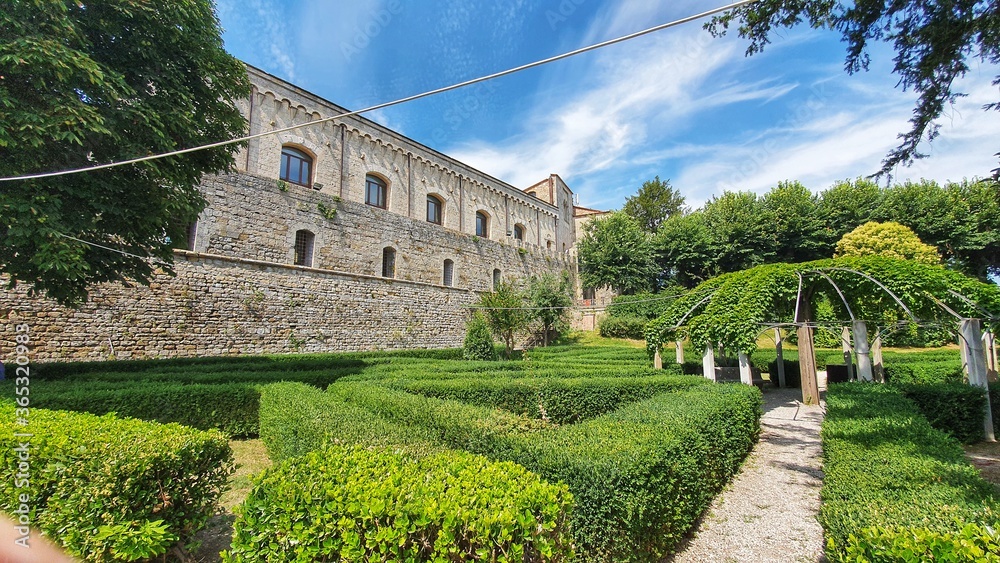 Fototapeta premium Montepulciano, Siena, Włochy - 15 lipca 2020 r .: średniowieczna twierdza Medyceuszy w Montepulciano, Toskania.