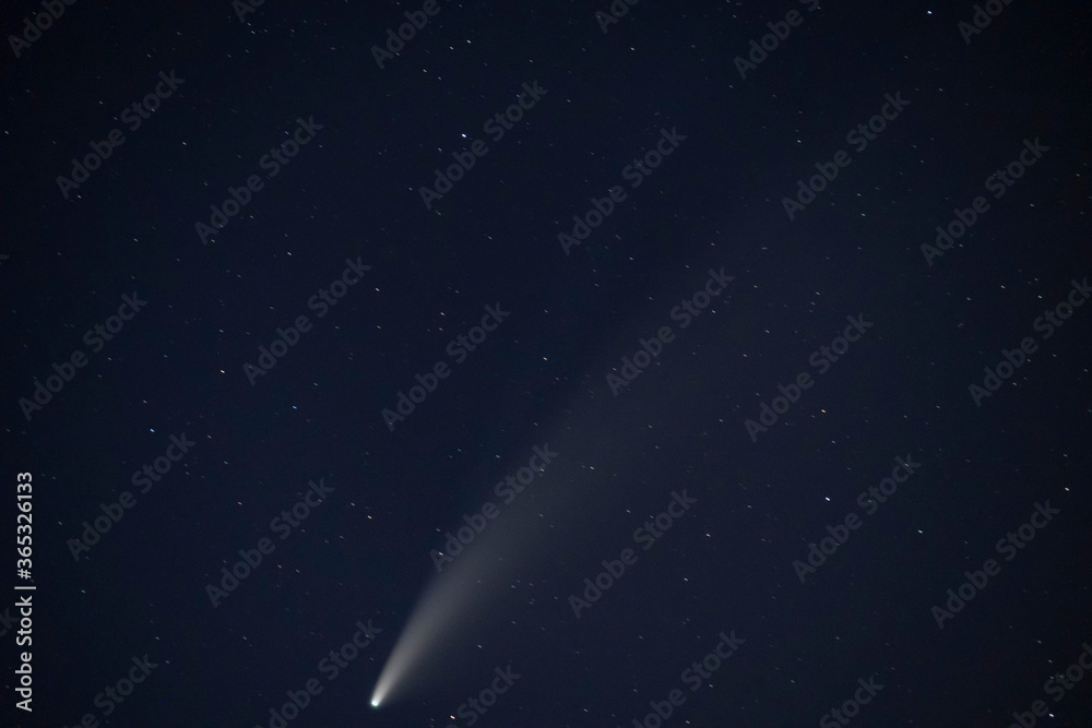 Obraz premium viewpoints at night, comet NEOWISE from the Vilasouto reservoir in Galicia, Spain