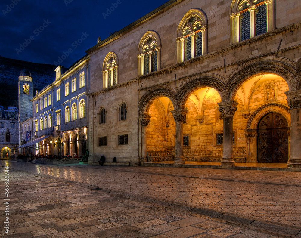 night view of the old town of Dubrovnik