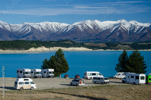 Foto Freedom camp with campervans with blue Lake Pukaki and snow covered mountains in