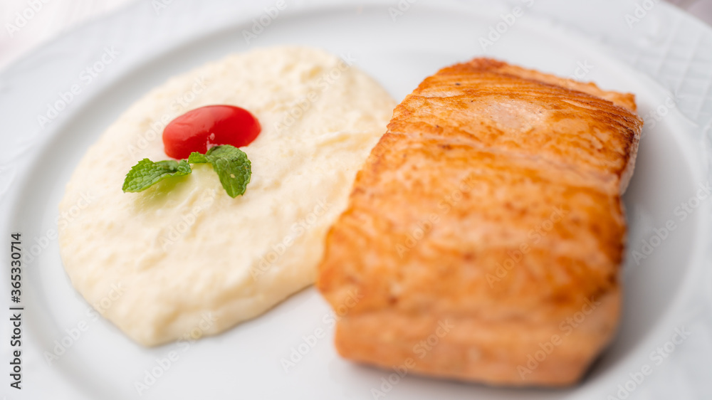 Salmão grelhado com purê de batatas e queijo Salmão grelhado com purê de batatas e queijo