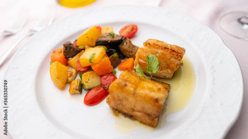 Delicioso salmão grelhado com legumes coloridos. Delicioso salmão grelhado com legumes coloridos.