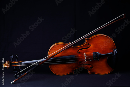 Eine Violine mit Violinbogen auf schwarzem Grund