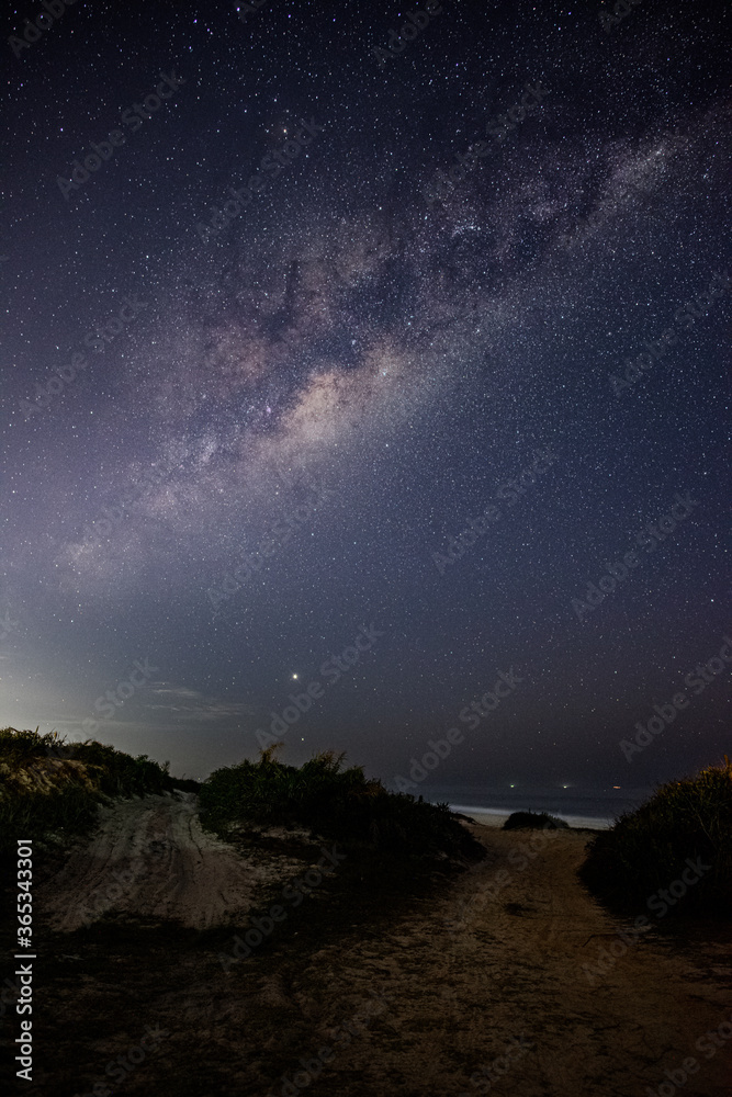Fototapeta premium Droga Mleczna pod niebem plaży VIlatur w Saquarema