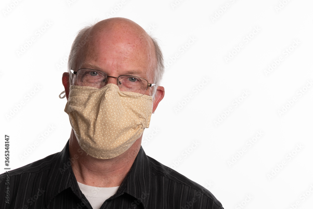 Obraz premium Headshot of male teacher wearing Covid 19 mask isolated on white background with room for copy to the right