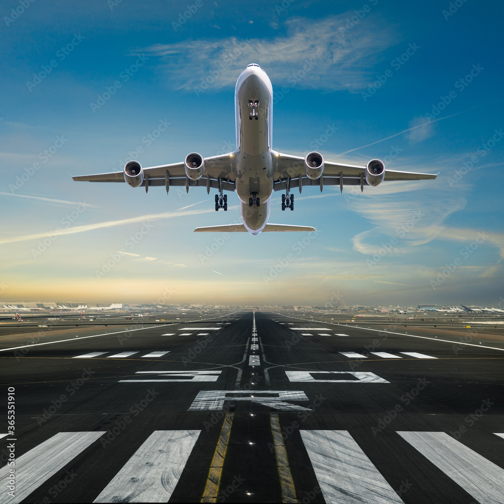 Fotografía Airplane taking off from the airport runway, front view ...