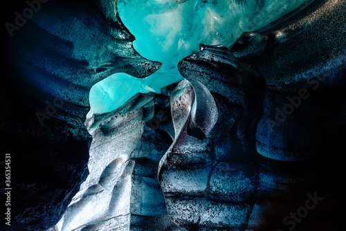 Blue crystal ice cave, unde...