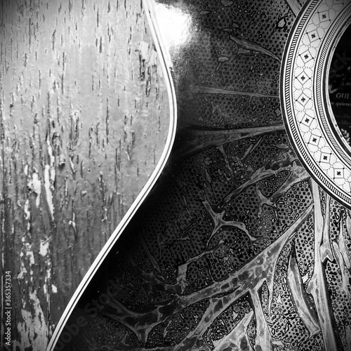 Guitarra acústica a blanco y negro