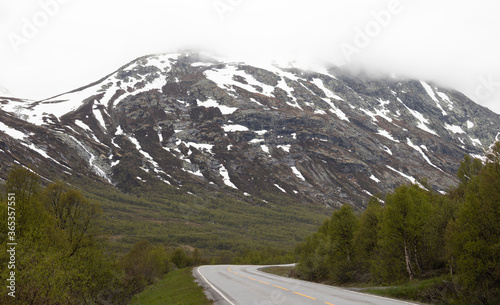 recorrido en auto por Noruega con paisajes hermosos llenos de montañas nevadas 