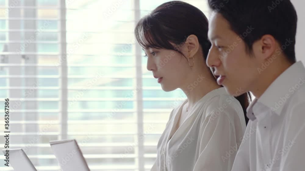会議するビジネスマン 会議するビジネスマン