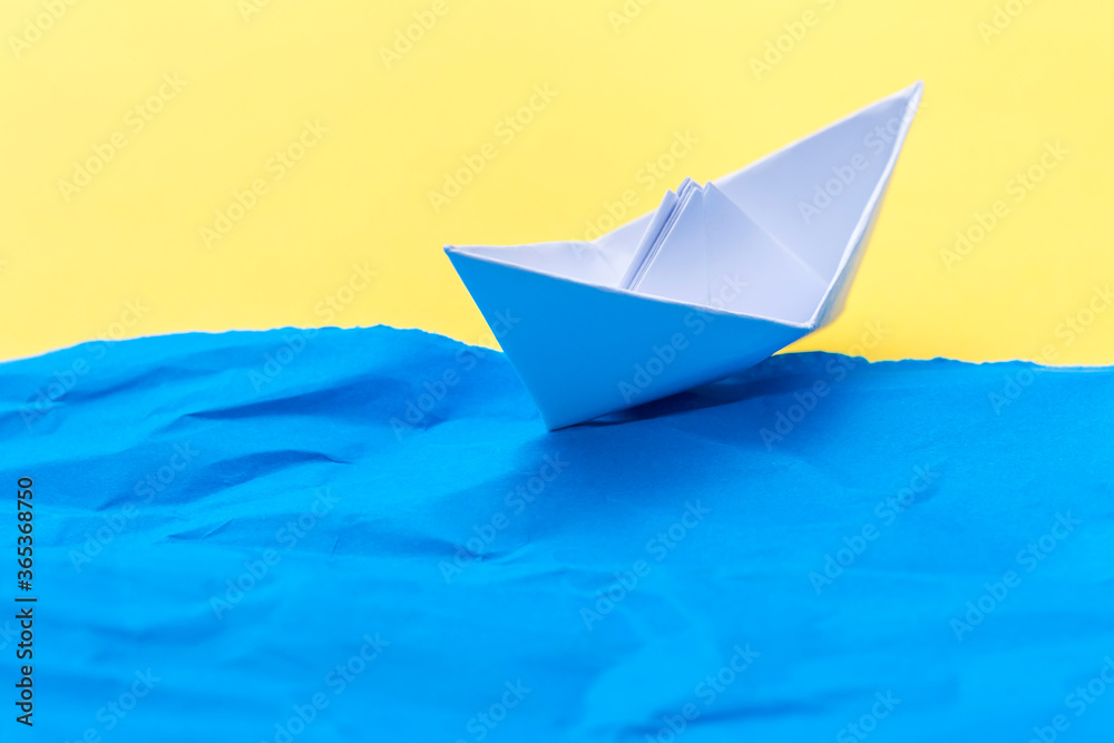 Obraz premium white paper ship