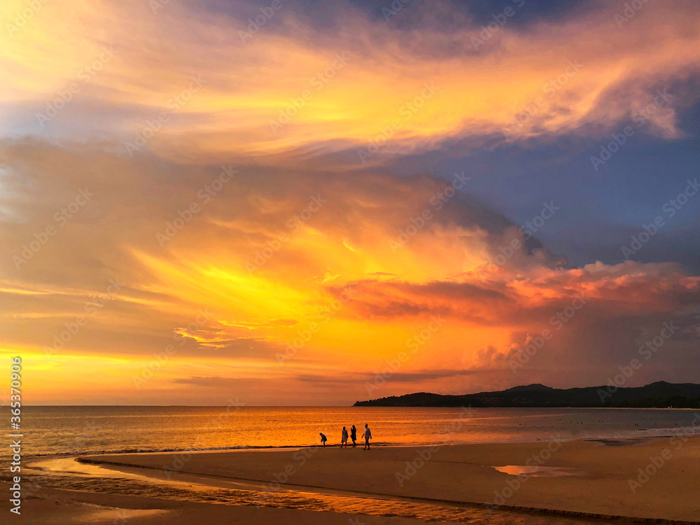 Naklejka premium Panoramic view of sunset at Karon beach in Phuket, Thailand