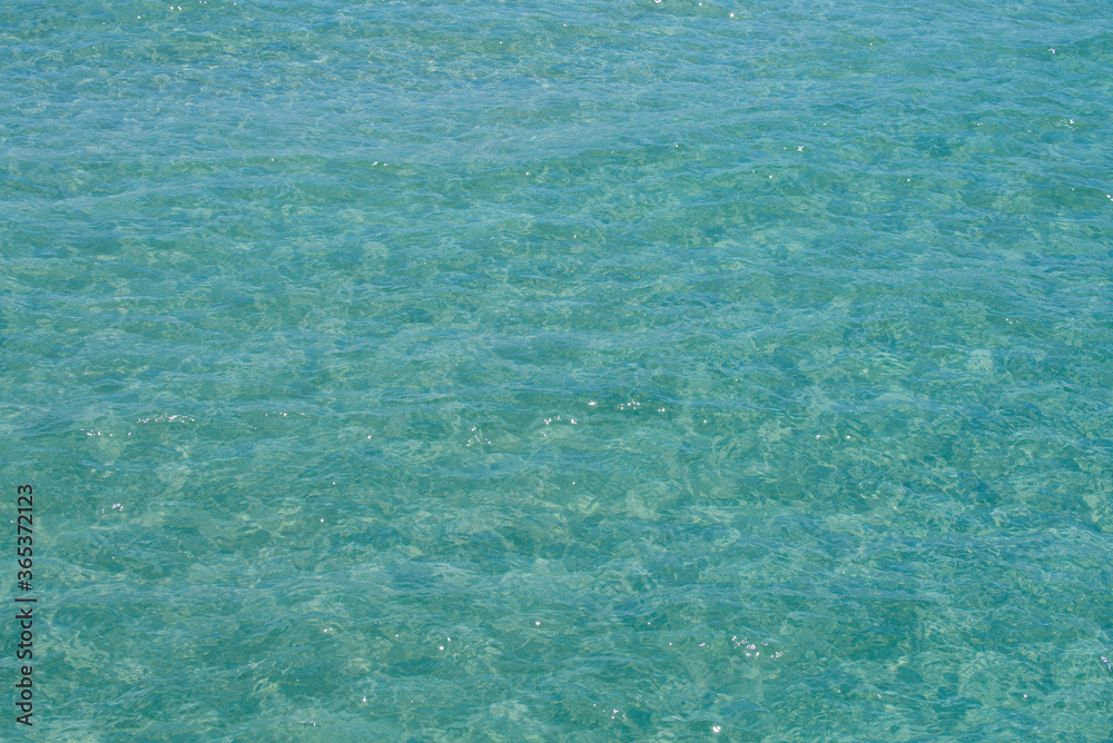 Obraz premium Tropical vacation paradise with white sandy beaches. Lagoon and white sandy beach. Sea texture or pattern, summer background.
