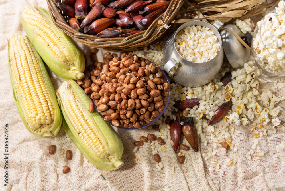 Obraz premium Typical food from the Brazilian June festivities with popcorn, pine nuts, green corn and peanuts