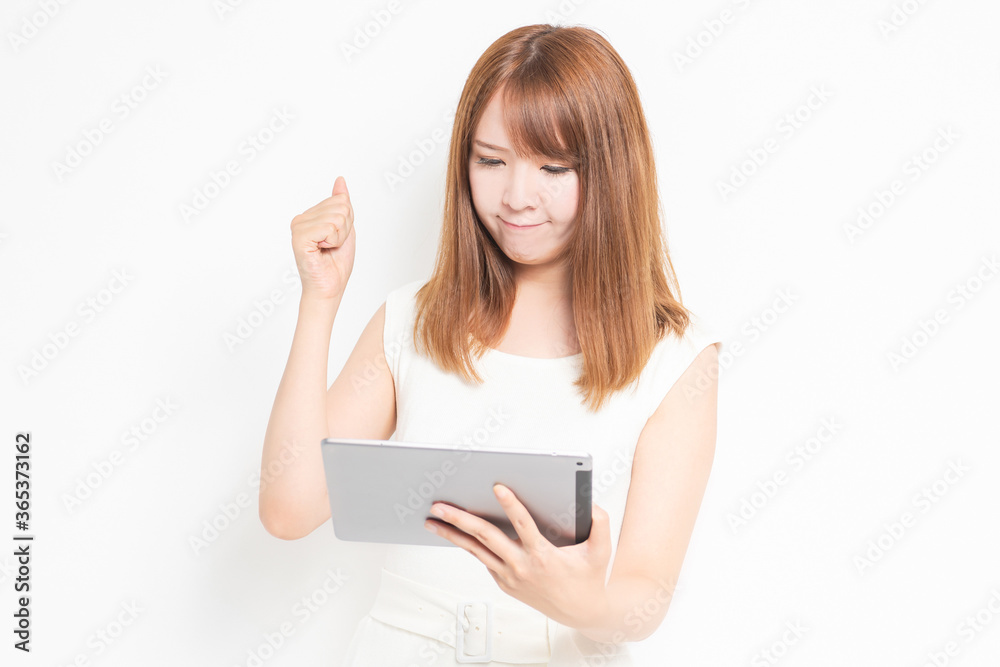 タブレット端末を使うワンピースを着た女性 タブレット端末を使うワンピースを着た女性