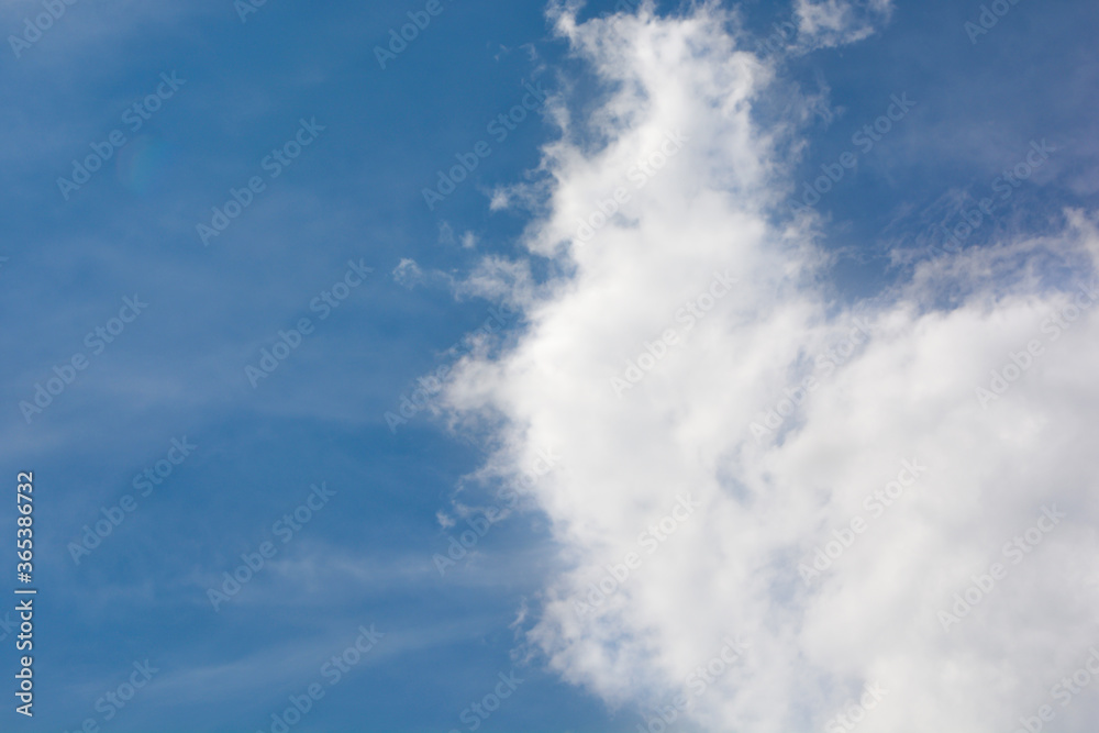 Obraz premium Snow-white clouds against a blue sky