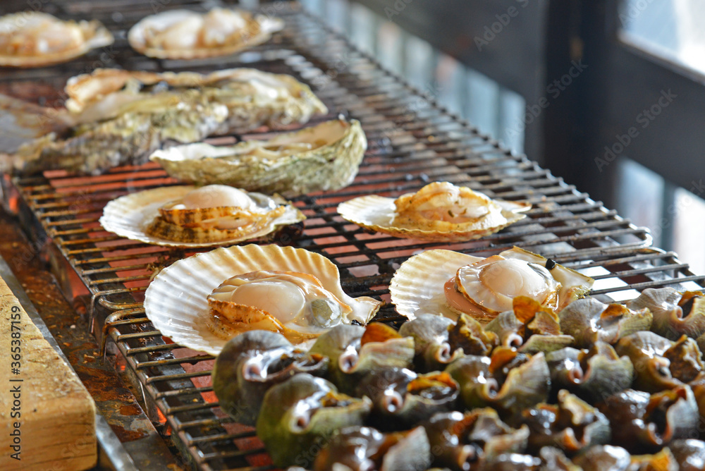 Naklejka premium Grilled scallops and shellfish in a famous japanese restaurant in Otaru