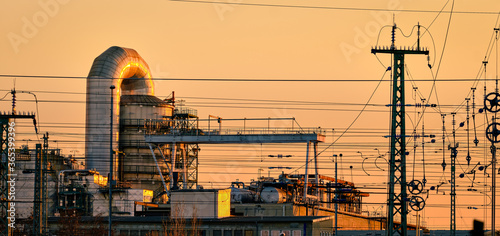 Canvas Print Oberleitungen des Betriebsbahnhofs Berlin-Rummelsburg und Rohre des Kraftwerks K