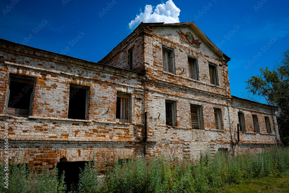 Obraz premium old abandoned house