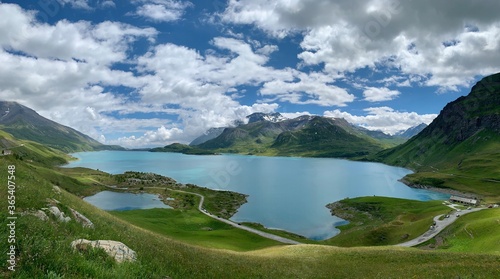 panoramica del lago che si trova sul colle del Moncenisio, passo alpino che collega l'Italia alla Francia