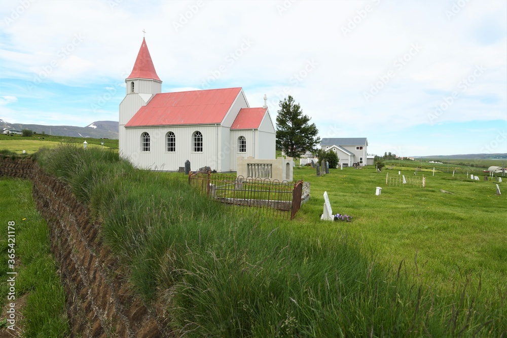 Die schöne Dorfkirche von Glaumbaer, die sich direkt neben dem gleichnamigen Museumsdorf befindet - Island