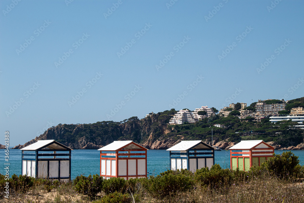 casitas antiguas de baño a la orilla del mar en S'Agaró (Costa Brava) casitas antiguas de baño a la orilla del mar en S'Agaró (Costa Brava)