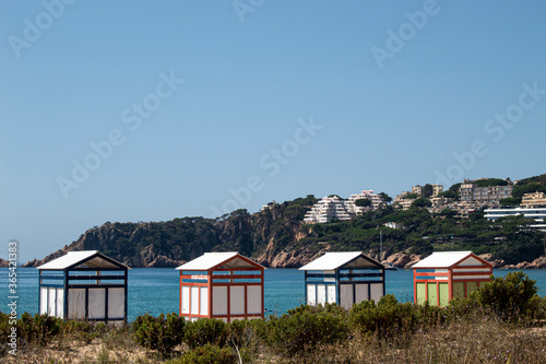 casitas antiguas de baño a la orilla del mar en S'Agaró (Costa  Brava) © Josefina