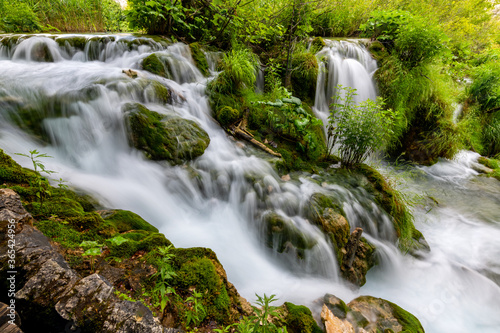 Wasserf  lle Plitvicer Seen Kroatien Naturschutzgebiet Nationalpark Panorama Langzeitbelichtung Pflanzen Idyll Biotp gr  n Sch  nheit Karst t  rkis Attraktion Sehensw  rdigkeit Korana Travertin Stufen 