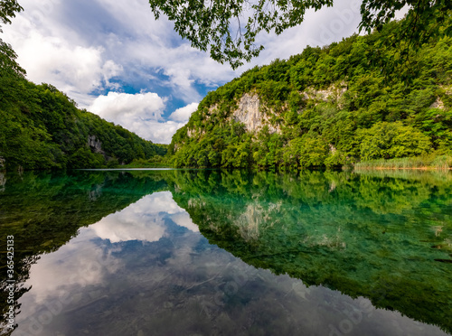 Plitvicer Seen Kroatien Steg Holz Nationalpark Naturschutzgebiet Paradies türkis Attraktion Sehenswürdigkeit Idyll Weg Bäume Urwald Wasser See Spiegelung klar Fische Welterbe Nacionalni park Plitvička