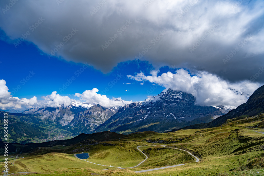Männlichen Kleine Scheidegg Wanderung Blick auf Eiger Mönch und Jungfrau Spätsommer Herbst blauer Himmel mit Wolken 