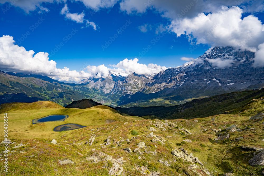 Männlichen Kleine Scheidegg Wanderung Blick auf Eiger Mönch und Jungfrau Spätsommer Herbst blauer Himmel mit Wolken 