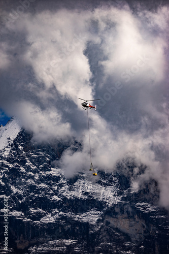 Helikopter Transport Schweizer Berge