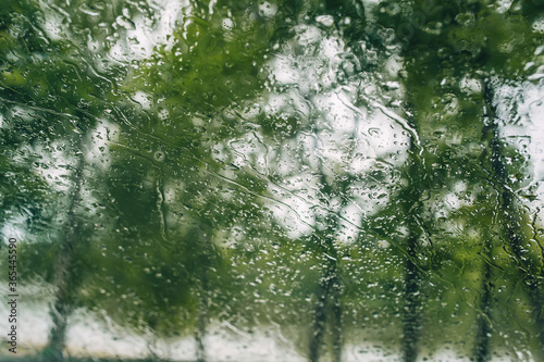 Obraz na płótnie Raindrops on the window glass. Looking out through the window. w salonie
