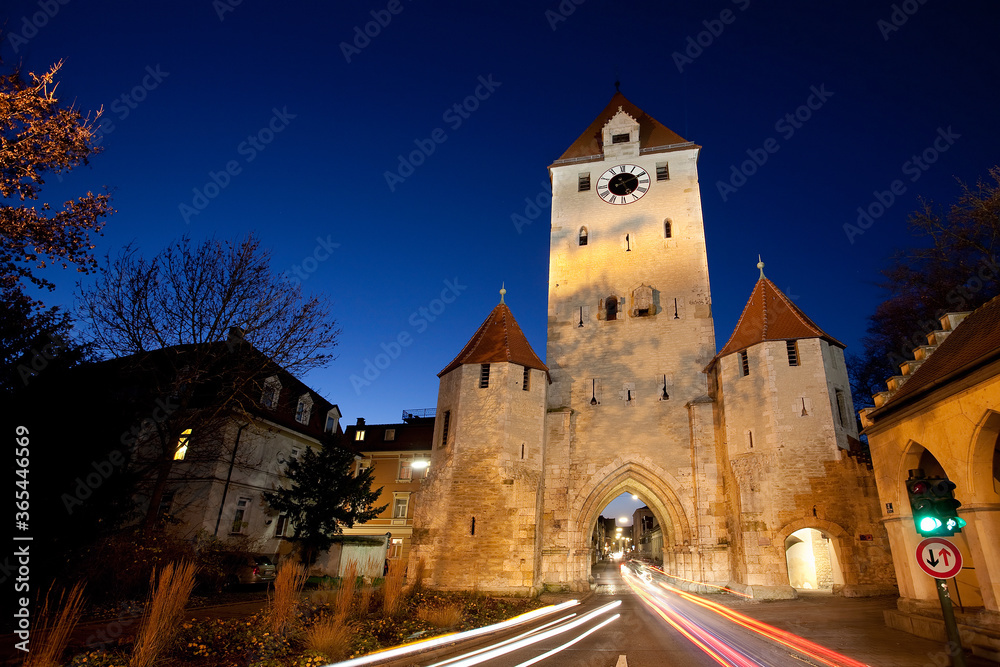 Ostentor Regensburg bei Nacht zur blauen Stunde