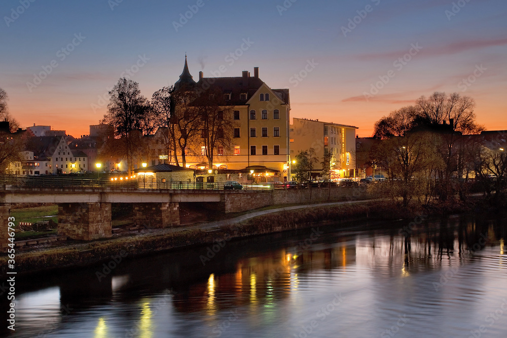 alte Linde Regensburg bei Nacht zur blauen Stunde