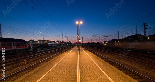 Bahngleis bei Nacht zur blauen Stunde 