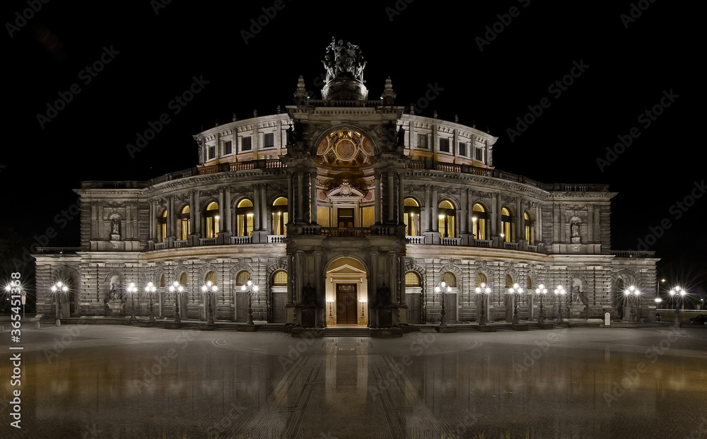 Semperoper Dresden bei nacht