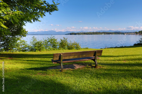 Tutzing, Kustermannpark, Starnberger See, Oberbayern, Bayern mit Blick auf Bernried und die Alpen photo