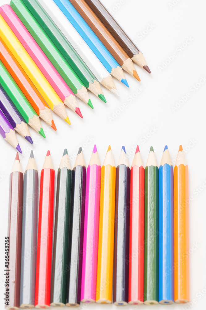 Obraz premium 白い背景に複数置いた色鉛筆